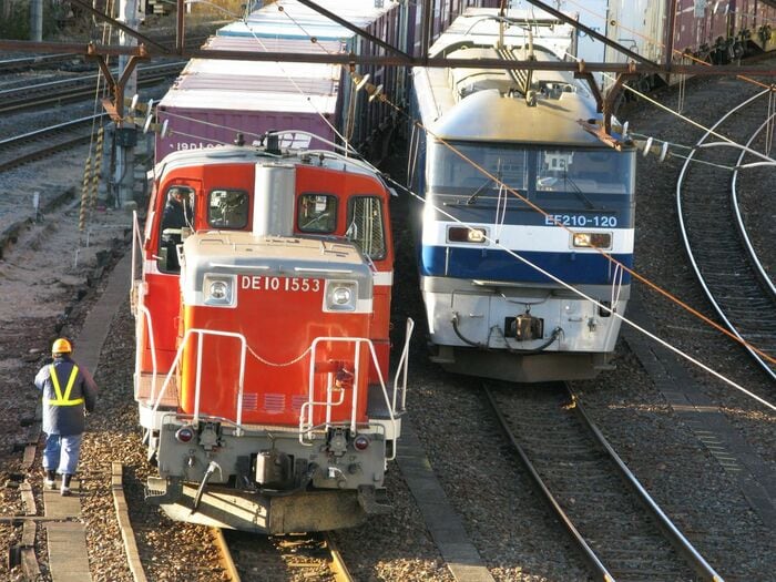 田端貨物駅でEF210形と並ぶ