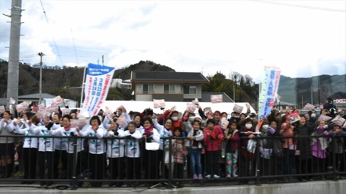 盛―久慈間の全通を祝う沿線の人々