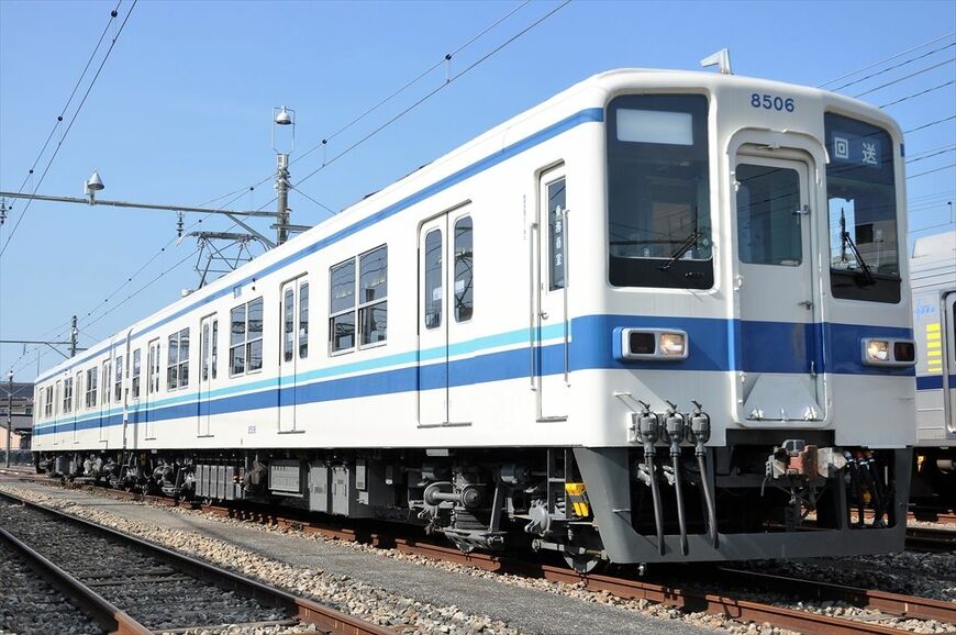 2両編成は正式には「8500型」と呼ばれる（記者撮影）