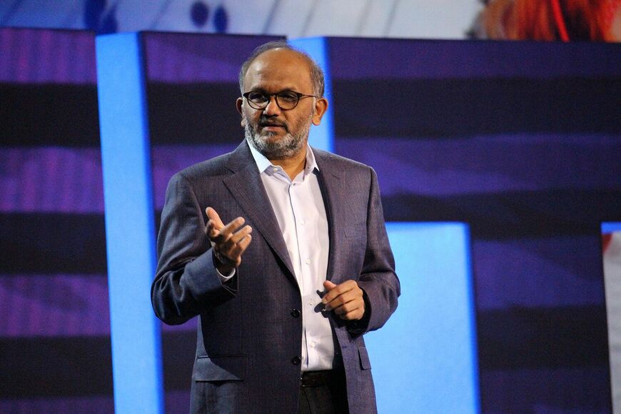 基調講演に立つAdobe CEO、シャンタヌ・ナラヤン氏