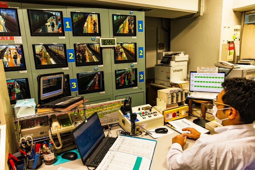 地下には信号扱所も設けられている。手作業で信号を扱うことはめったにないが、係員が常駐してホーム監視や構内放送を行っている（撮影：鼠入昌史）