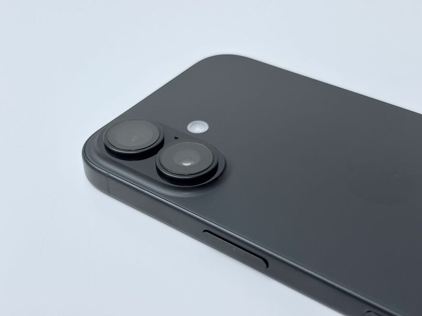 iPhone 16 ブラック。カメラの配置が横並びになり、空間ビデオ・写真の撮影に対応した（写真：iPhone 16 Plusで筆者撮影）