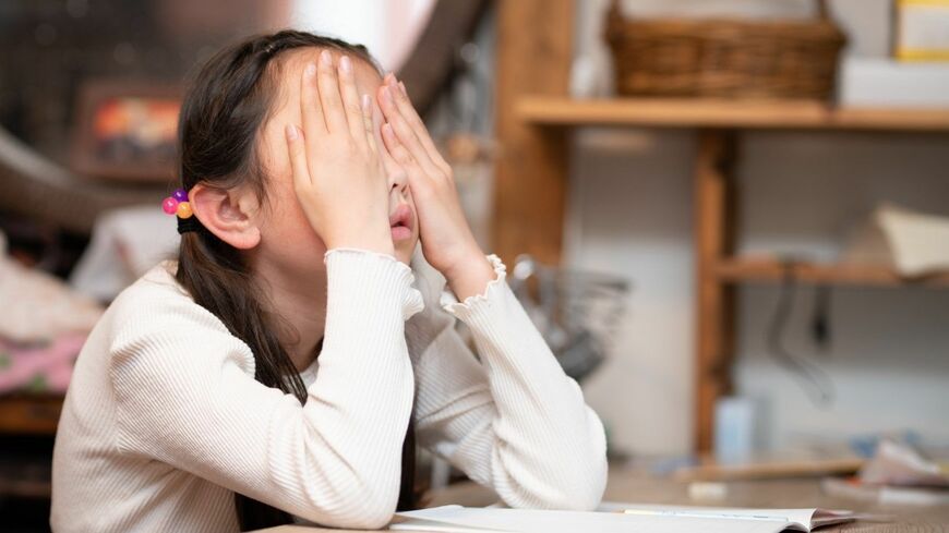 親の言動が、逆境に弱い子にしてしまっているかもしれません（写真：AK／PIXTA）