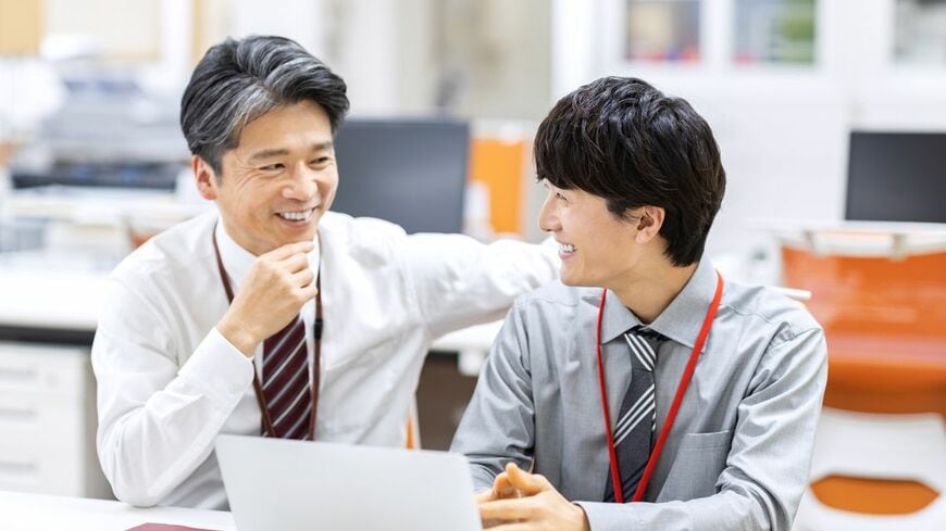 部下と談笑する上司