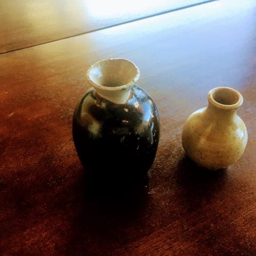 現在のわが化粧品のすべて。左が顔と体用のゴマ油。右が髪用のオリーブ油。まさかこんな日が来てしまうとは……（写真：筆者提供）