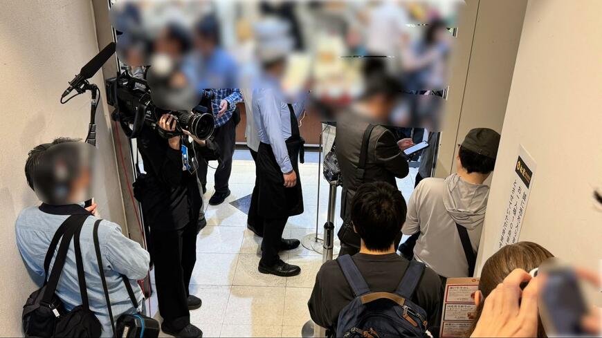 開店直後にできた行列は、店前から階段でひとつ上の階をさらに超える人が集まっていた（写真：筆者撮影）