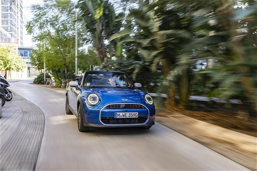 MINI（ミニ）の新型「ミニ・クーパー・コンバーチブルS」（写真：MINI）