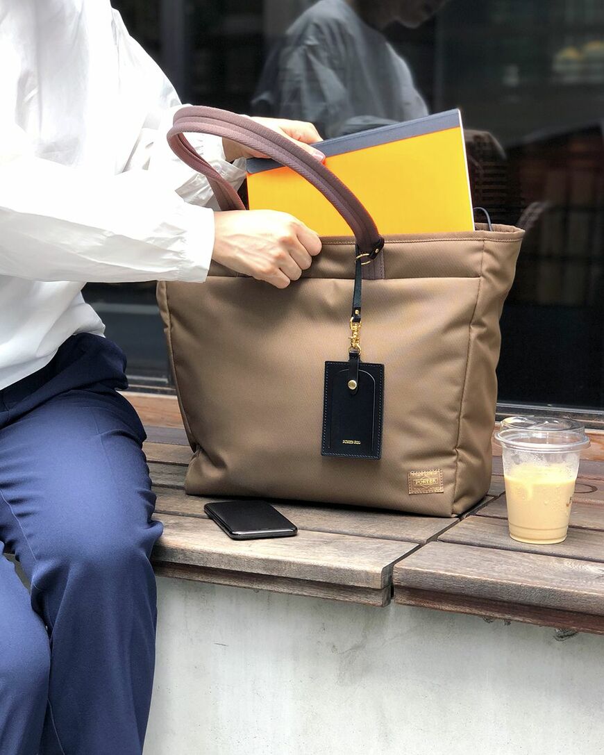 トートバッグを愛用する女性も目立つ（写真：吉田カバン）