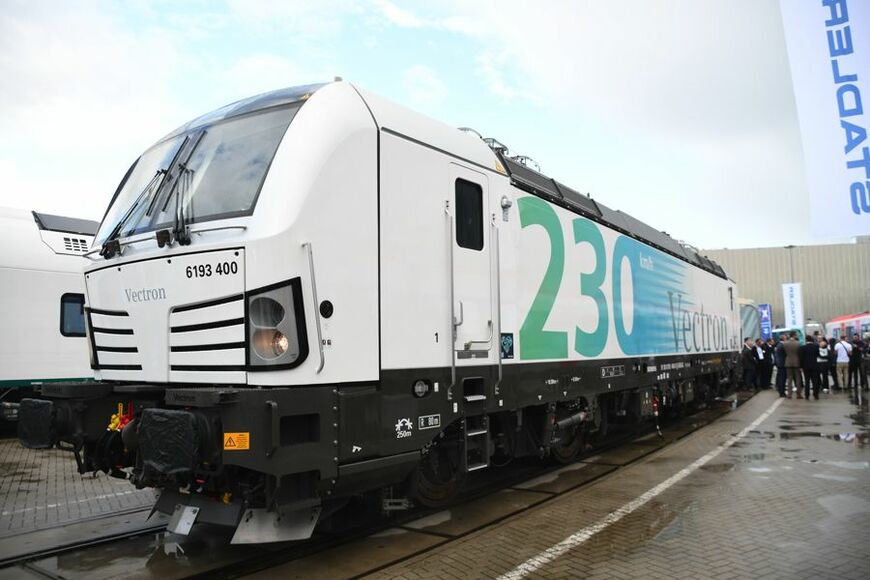 シーメンス製機関車。最高時速230km（記者撮影）