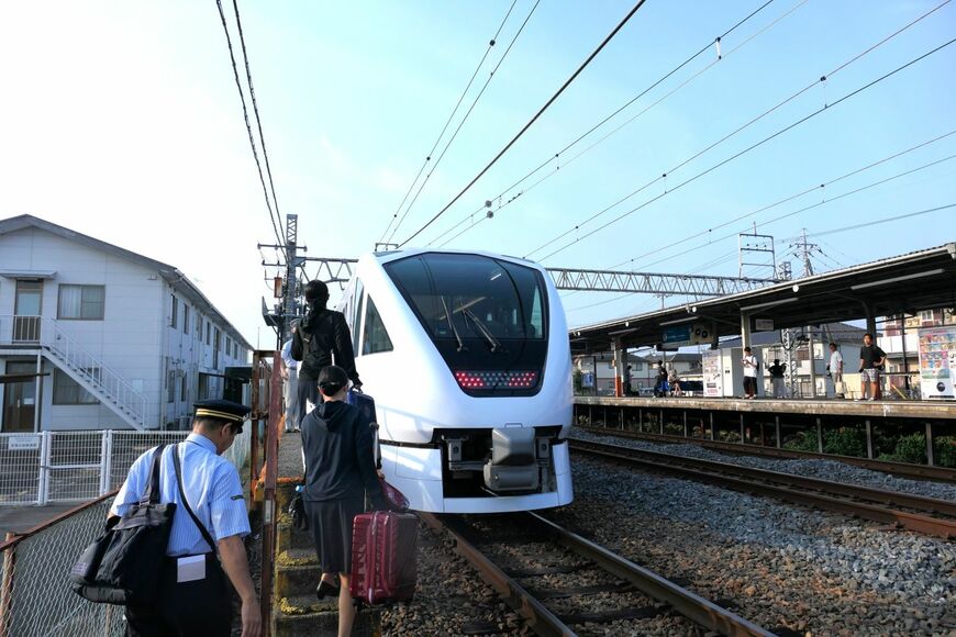 東武鉄道とJR四国の関係者が乗り込む（記者撮影）
