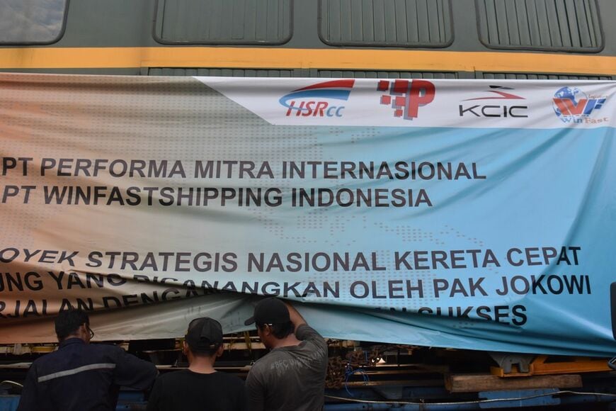 中国から輸入された東風4B型機関車に掲げられていたフラッグ。民間プロジェクトでありながら、ジョコ・ウィドド大統領の名の下に進められる国家プロジェクトと書いてある（筆者撮影）