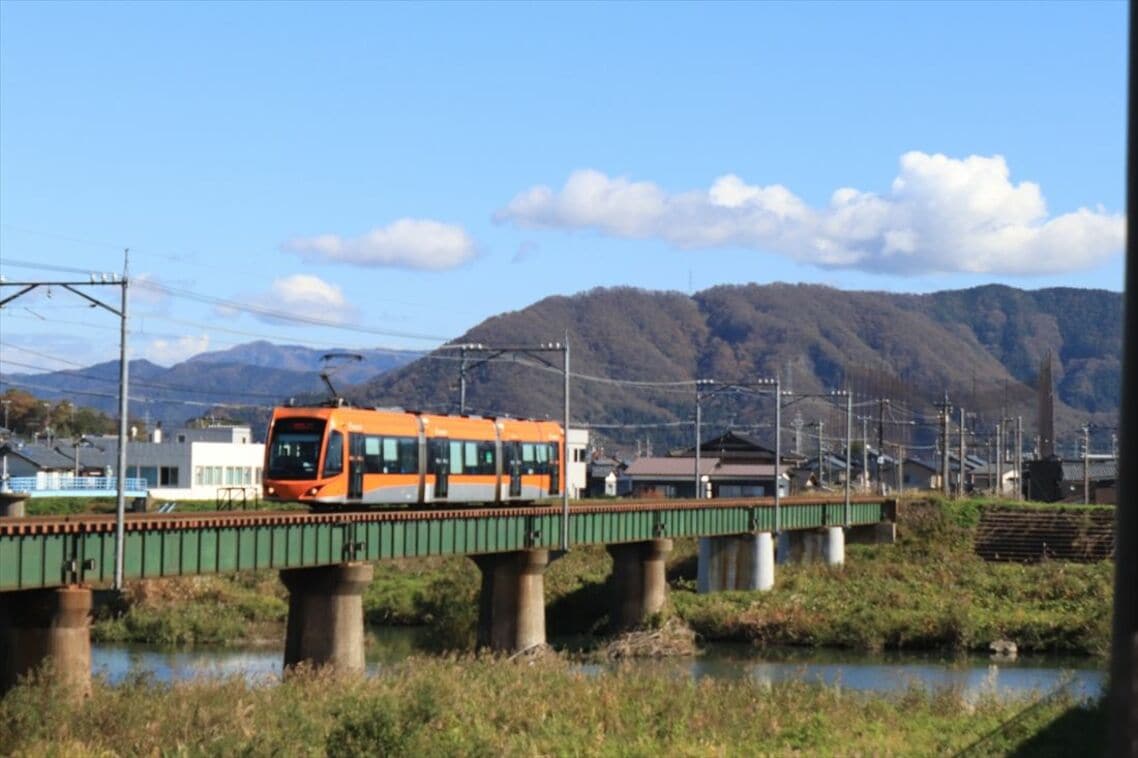 日野川橋梁を渡る「フクラム」