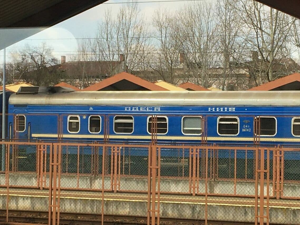 ウクライナ鉄道の客車。キーウ、オデッサの文字も見える