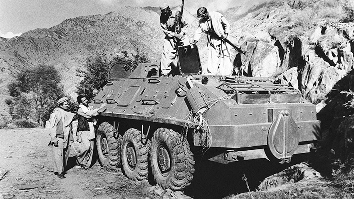 アフガニスタン戦争当時、捕獲したソ連軍戦車を点検する反政府イスラム戦闘員たち