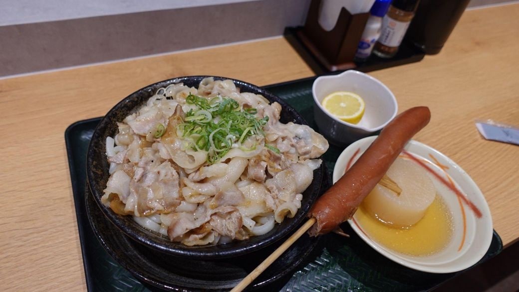 焼き塩豚カルビの半割レモンぶっかけ