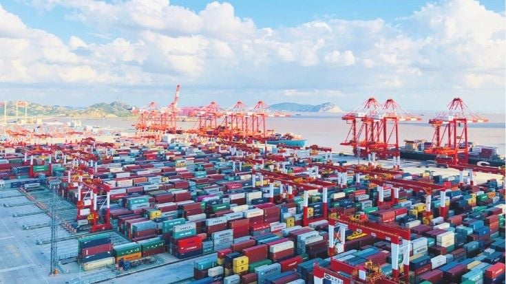 トランプ関税の影響により、中国からアメリカへの輸出は4月から大幅に減少した。写真は中国最大級の国際コンテナ港である上海港（同港の運営会社のウェブサイトより）