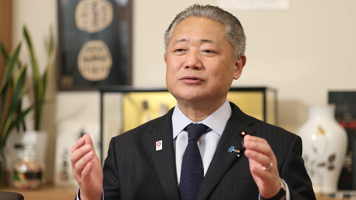 話す男性