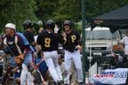 ホームインして選手を迎える桑田監督