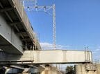 二俣新町駅付近。架線柱は高架線より幅広だ