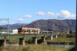 日野川橋梁を渡る「フクラム」（撮影：南正時）