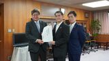 2022年6月、洋上風力に関する提言書を萩生田光一経産相（左）に手渡しした、自民党・再エネ議連の柴山昌彦会長（中央）、秋本真利事務局長（右）。肩書は当時（記者撮影）