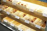 売店にはドライケーキやリーフパイも並ぶ。手土産に利用する人も多い（撮影：今井康一）