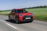 ブラックアウトしたグリルの意匠は好ましい（写真：MINI）