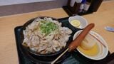 焼き塩豚カルビの半割レモンぶっかけ