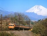 富士山をバックに走る急行「東海」。湘南色の155系（撮影：南正時）