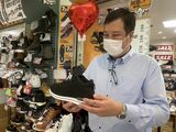 “売れ筋”のシークレットシューズを手にする株式会社カラダ快適研究所運営統括責任者の針生裕己さん（筆者撮影）