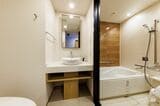 『JR東日本ホテルメッツ プレミア 幕張豊砂』の洗い場を備えたバスルーム（写真：ホテルメッツ提供） 