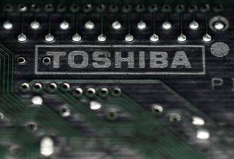 東芝株が一段安､決算発表遅れに｢売り｣殺到