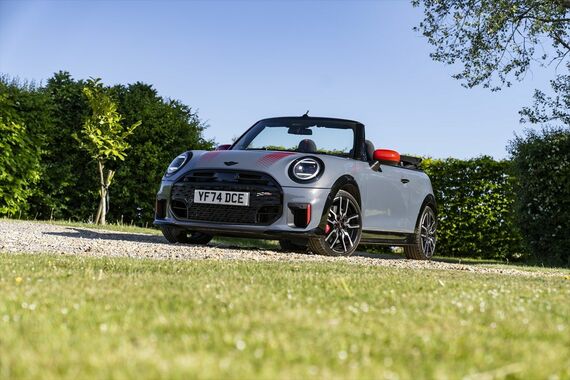 赤の挿し色がジョン・クーパー・ワークスの特徴(写真:MINI)