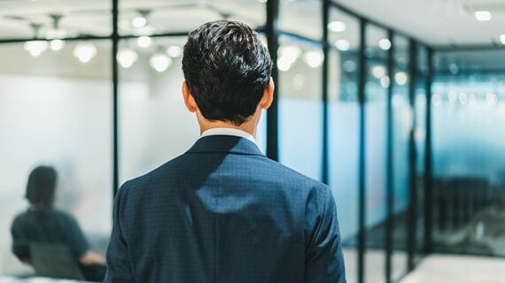 部下の自主性に任せるリーダー