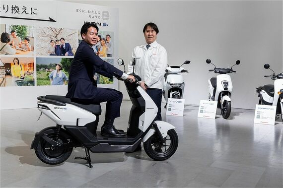 アイコンe:の開発責任者を務めた本田技研工業 三ツ川 誠さん（右）と、営業領域責任者のホンダモーターサイクルジャパン 鶴田 隆時さん（左）