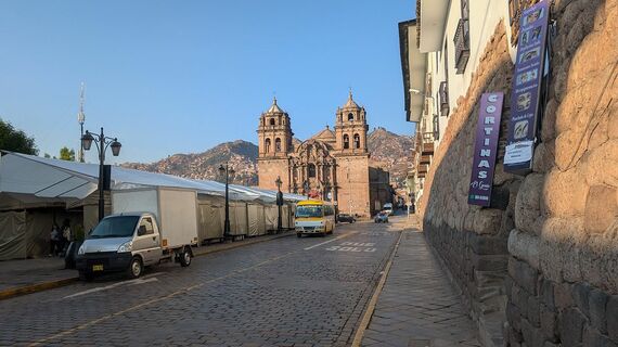 ホステルからサン・ペドロ駅に向かう道
