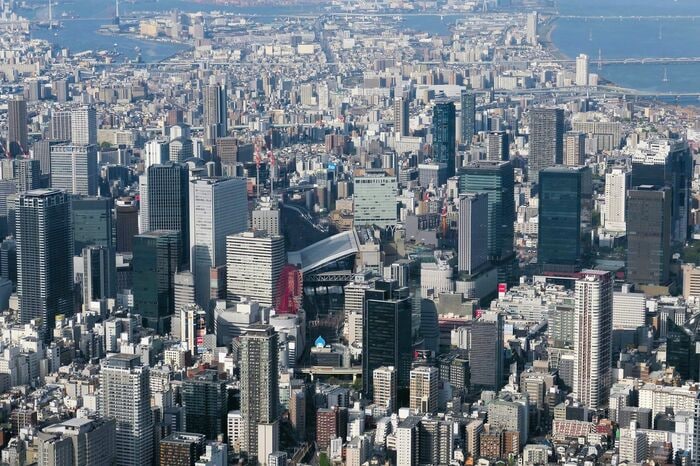 東側から見た大阪梅田駅周辺。画面奥の方向に