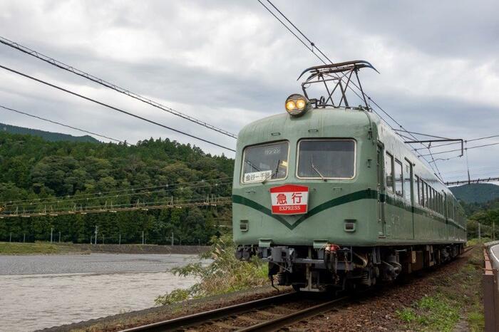 塩郷の吊橋をくぐる、元南海電鉄の「ズームカー」