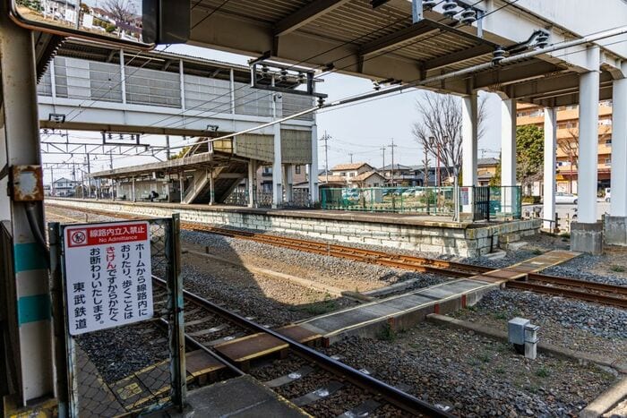 境町駅の上下ホームは互い違い。跨線橋がない時代は