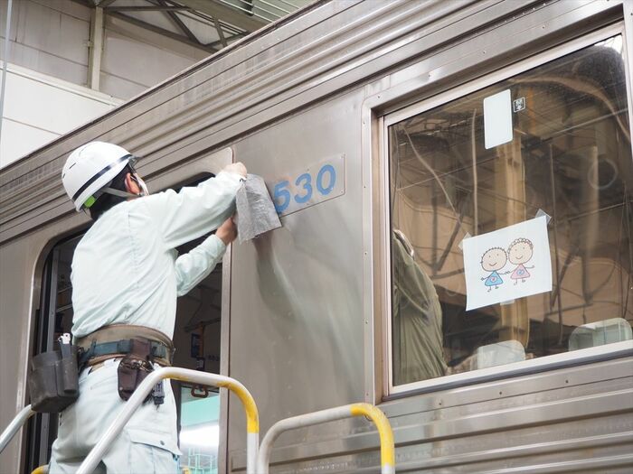 搬出に備えて車番などはカバーする