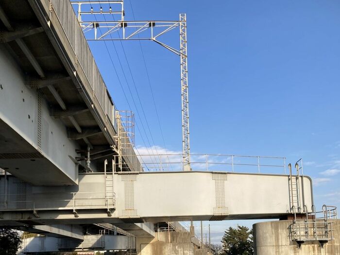 二俣新町駅付近。架線柱は高架線より幅広だ