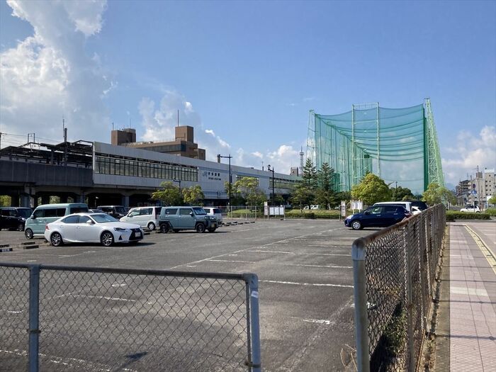 宇多津駅前にも広大な駐車場が広がる