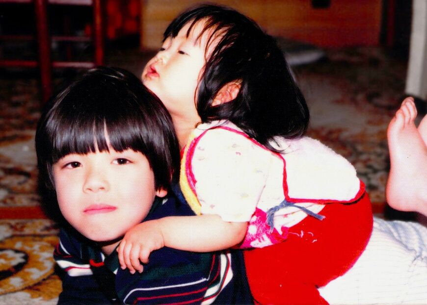 幼少時の松井さん、6歳下の妹、志乃さんと共に（写真：松井さん提供）