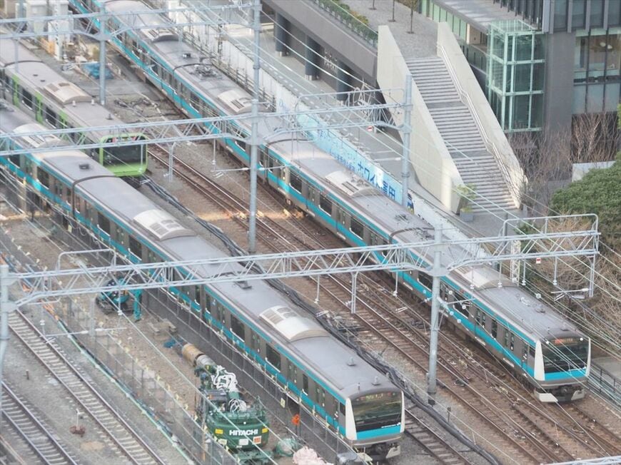 田町駅に発着する山手線と京浜東北線の電車（記者撮影）