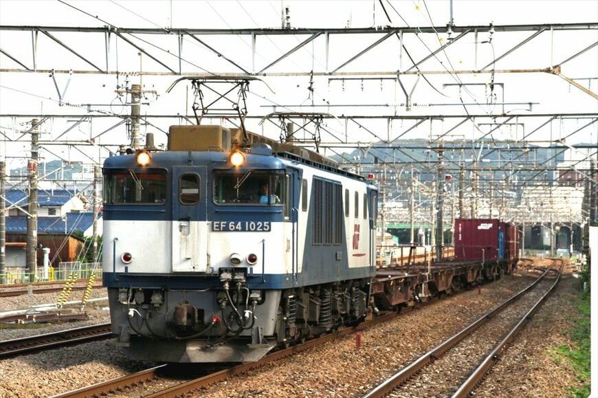 府中本町付近を走るEF64形1000番台（撮影：南正時）