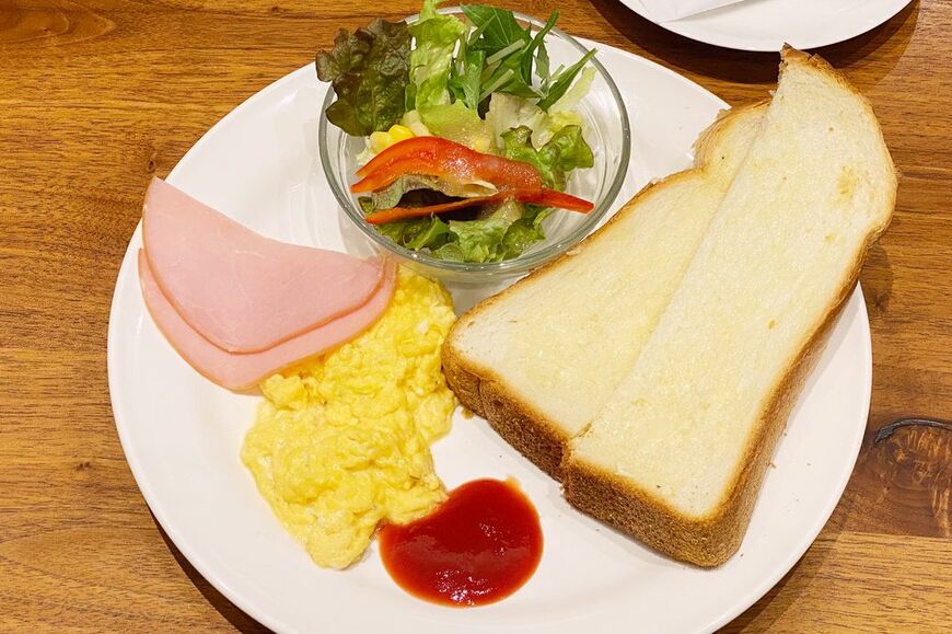 白いお皿に、赤・黄色・緑と彩りもあざやかです（筆者撮影）