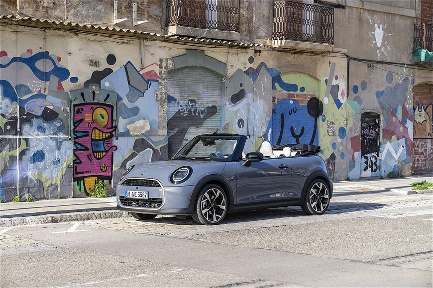 MINI（ミニ）の新型「ミニ・クーパー・コンバーチブルS」（写真：MINI）