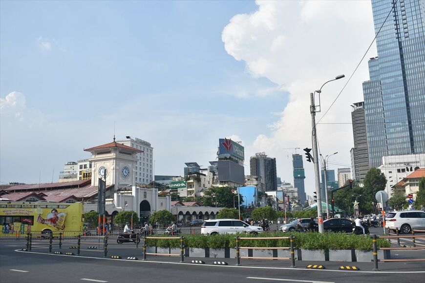 ベンタイン駅の地上部分。左奥の時計のある建物がベンタイン市場だ（筆者撮影）