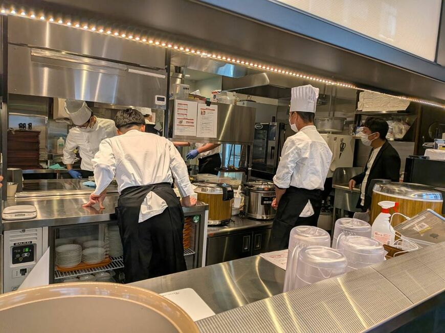 厨房奥にはスチコンが。社員の発案で導入に至ったそう（写真：筆者撮影）