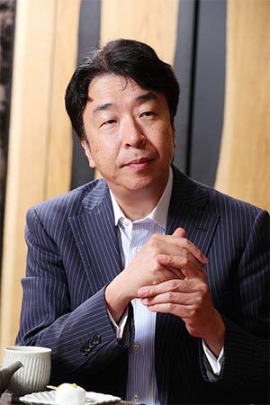 三枝 孝臣（さえぐさ たかおみ）／1966年東京生まれ。慶應義塾大学経済学部卒業。1989年日本テレビ入社。『ZIP!』『スッキリ!!』『シューイチ』を日テレの看板番組に育て上げた敏腕プロデューサー。ドラマからバラエティまで、手掛けた番組は100を超える。2015年日本テレビを退社。自らの経験をもとにメディアデザイン会社「アブリオ」を設立し、LINEの前社長、森川亮氏と共に新事業「C CHANNEL」を立ち上げる。現在、メディアを超えたコンテンツプロデューサーとして活躍している